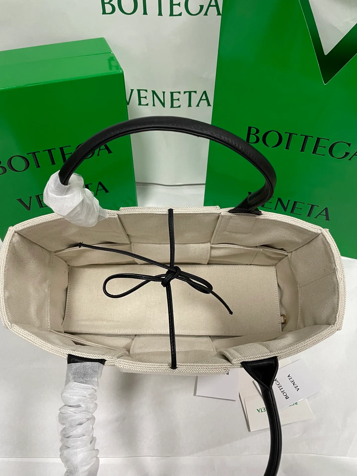 #𝐀𝐑𝐂𝐎 𝐓𝐎𝐓𝐄 Woven tote bag, 3 compartments in linen. Here comes the elegant tote bag. The woven elements and white body are perfect for commuting. The linen fabric and the overall design are simple and fashionable. The upper body is very easy to match. It has a strong signature. It is cool and cool, light and versatile. It is a favorite of many people. You can’t go wrong with this one! Size: 36*24*12